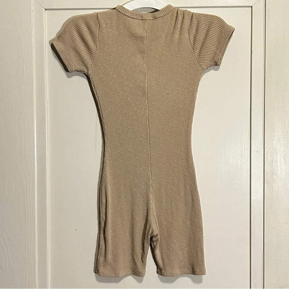 Fashion Nova tan cream zip front ribbed bodysuit women’s size small